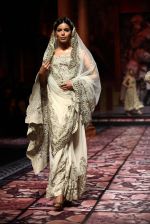 Model walks for Designer Suneet Varma in Delhi on 27th July 2013 (41).jpg
